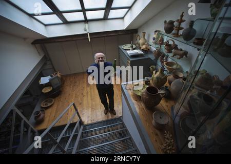 Umberto Mariani Fotostory (160425) -- MAILAND, 25. April 2016 -- Mariani präsentiert am 13. April 2016 sein erstes Designstück für eine Weinfirma in seinem Haus und Atelier in Mailand, Italien. Der italienische Künstler Umberto Mariani lebt und arbeitet in einem Loft in einer ehemaligen Fabrik in Mailand. Mariani, der Ende dieses Jahres 80 Jahre alt wird, ist vor allem für seine mehrdimensionalen Stofffalten bekannt, die aus Bleiblechen geschnitzt sind. In den 1960er Jahren nahm Mariani seine ersten Projekte auf, die monumentale Erzählarbeiten für die St. Der Petersdom in Vatikanstadt sowie Mosaiken und Fresken, aber die klassischen griechischen Statuen Stockfoto