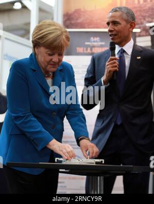 (160425) -- HANNOVER, 25. April 2016 -- Bundeskanzlerin Angela Merkel (L) und US-Präsident Barack Obama besuchen am 25. April 2016 die Hannover Industriemesse 2016 in Hannover. Mehr als 5.200 Aussteller aus über 70 Ländern und Regionen nahmen an der Messe Teil. ) DEUTSCHLAND-HANNOVER-INDUSTRIEMESSE LuoxHuanhuan PUBLICATIONxNOTxINxCHN 160425 Hannover April 25 2016 Bundeskanzlerin Angela Merkel l und US-Präsident Barack Obama besuchen die Hannover Industriemesse 2016 AM 25 2016. April in Hannover mehr als 5 200 Aussteller aus über 70 Ländern und Regionen besuchten die Stockfoto