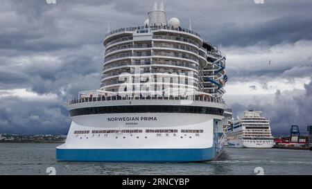 Zwei luxuriöse Kreuzfahrtschiffe im Skarfabakki Hafen in Reykjavik, Island. Stockfoto