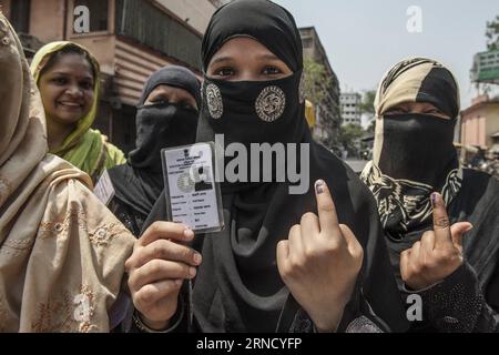 (160425) -- KOLKATA, 25. April 2016 -- indische Wähler zeigen Stimmausweisschilder und ihre Personalausweise vor einem Wahllokal in Howrah, West-Bengalen, Indien, 25. April 2016. Es gibt sechs Wahlphasen für Kommunalwahlen in Westbengalen, die am 4. April begonnen haben. ) INDIEN-WEST-BENGALEN-WAHL-ABSTIMMUNG TumpaxMondal PUBLICATIONxNOTxINxCHN 160425 Kolkata April 25 2016 Indische Wähler zeigen vor einem Wahlstand in Howrah City of WEST BENGAL State Indien im April 25 2016 gibt es sechs Phasen der Wahlbeobachtung für Kommunalwahlen in WEST-Bengalen, die sich in der Lage sehen lassen Stockfoto