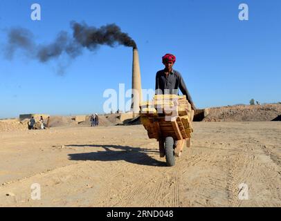 (160426) -- KANDAHAR, 26. April 2016 -- ein afghanischer Mann schiebt einen Handwagen in einer Ziegelei in der Provinz Kandahar, Südafghanistan, 26. April 2016. Es gibt Dutzende von Ziegelöfen, die von Einheimischen im Vorort von Kandahar betrieben werden. Der Betrieb von Ziegelöfen hat Tausende von Menschen hier getroffen, da die meisten Öfen nutzlose Reifen und Kohle verbrennen, was negative Auswirkungen auf die Umwelt hat, so örtliche Beamte. ) AFGHANISTAN-KANDAHAR-ZIEGELFABRIK SanaullahxSeiam PUBLICATIONxNOTxINxCHN 160426 Kandahar April 26 2016 zu Afghan man schiebt einen Handwagen IN einer Ziegelfabrik in der Provinz Kandahar Stockfoto