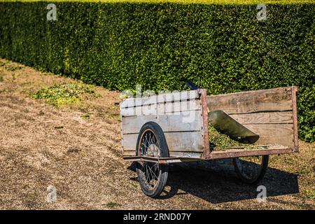 Wheelbarrow aus Holz auf einem französischen Bauernhof in der Champagne, außerhalb von Troyes. Stockfoto