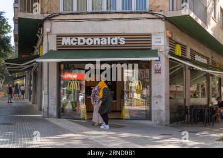 Palma de Mallorca, Spanien; 08. august 2023: Hauptfassade des multinationalen Fast-Food-Unternehmens McDonald's.. Palma de Mallorca, Spanien Stockfoto
