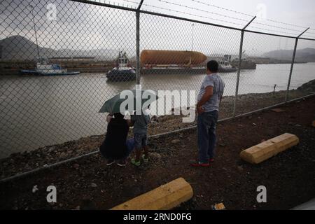 PANAMA CITY, 26. April 2016 -- Menschen beobachten den Transfer des einzigen verbliebenen externen Treibstofftanks ET-94 der NASA durch den Panamakanal in Panama City, Hauptstadt von Panama, am 26. April 2016. Der Panzer ET-94 fuhr von Nueva Orleans, Louisiana zum California Space Center, um neben dem Space Shuttle Endeavour ausgestellt zu werden. Valenzuela) (jp) (sp) PANAMA-PANAMA CITY-TECHNOLOGY-ET-94 Mauricio PUBLICATIONxNOTxINxCHN Panama City April 26 2016 Prominente beobachten den Transfer von NASA S Only Reste Space Shuttle External Fuel Tank et 94 durch den Panamakanal in Panama City Capital of Panama AUF DEM Tower Stockfoto