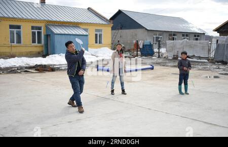 MOHE, 26. April 2016 -- Wang Zhonkä (1. L), Schulleiter der Beihong Elementary School, spielt Badminton mit Schülern der Beihong Elementary School im Beihong Village der Gemeinde Beiji im Mohe County, dem nördlichsten Bezirk Chinas, Provinz Heilongjiang im Nordosten Chinas, 26. April 2016. Die Beihong Elementary School, Chinas nördlichste Grundschule, hat nur zwei Lehrer und 15 Schüler. Die beiden Lehrer, Wang Zhonkä und Yu Jing, sind ein Paar, das seit Jahren hier ist. ) (lfj) CHINA-HEILONGJIANG-NÖRDLICHSTE GRUNDSCHULE (CN) WangxKai PUBLICATIONxNOTxINxCHN Mohe April 26 2016 Wang ZH Stockfoto