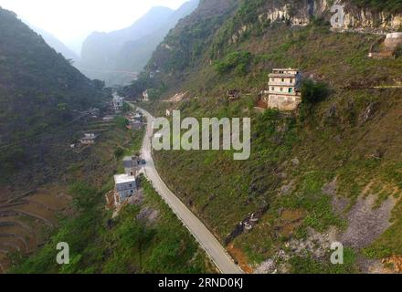 (160427) -- DAHUA, 27. April 2016 -- Foto aufgenommen am 15. April 2016 zeigt Wohngebäude, die entlang einer Straße im Dorf Nongteng von Qibainong Township der Autonomen Region Dahua Yao im südchinesischen autonomen Kreis Guangxi Zhuang gebaut werden. Die Städte Qibainong und Bansheng, die Hunderte von Vertiefungen mit einer durchschnittlichen Tiefe von 105 Metern haben, befinden sich zwischen Bergen mit einer Höhe von 800-1000 Metern. Die Pro-Kopf-Anbauflächen liegen jedoch unter 0,25 mu (0,017 Hektar) in diesem felsigen Gebiet, und die Bewohner müssen hier durch Niederschläge Zugang zu trinkbarem Wasser haben. Seit den 1990er Jahren lokal Stockfoto