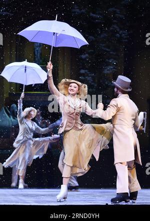 (160427) -- HONGKONG, 27. April 2016 -- Schauspieler spielen Eisballett The Swan Lake on Ice in Hong Kong, Südchina, 27. April 2016. ) (wyo) CHINA-HONG KONG-ICE BALLETT (CN) NgxWingxKin PUBLICATIONxNOTxINxCHN 160427 Hong KONG April 27 2016 Schauspieler spielen ICE Ballett der Schwanensee AUF EIS in Hong Kong Südchina April 27 2016 wyo China Hong Kong ICE Ballett CN NgxWingxKin PUBLATIONxNOTxINxCHN Stockfoto