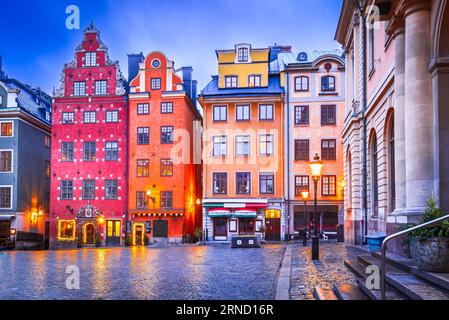 Stockholm, Schweden. Bezaubernde Straßen von Gamla Stan, die von einer bewölkten Dämmerung umgeben sind, malerische Atmosphäre für Reisende. Stockfoto