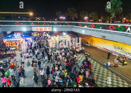 Hualien, Taiwan - 03.25.2019: Hualien Dongdamen touristischer Nachtmarkt Straßenansicht voller Menschen. Ein berühmter Nachtmarkt in Taiwan Stockfoto