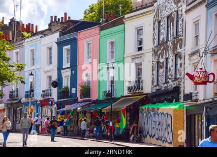 London, Vereinigtes Königreich 27. August 2023. Farbenfrohe Gebäude an der Portobello Road, Notting Hill. Stockfoto