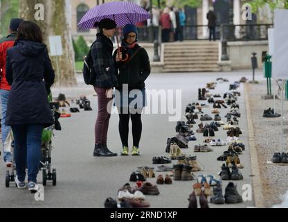 (160428) - ZAGREB, 28. April 2016 - verlassene alte Schuhe werden während eines Protestes im Zrinjevac-Park in Zagreb, der Hauptstadt Kroatiens, am 28. April 2016 gesehen. Am Nationalfeiertag für Sicherheit und Gesundheit am Arbeitsplatz hat die Union der Autonomen Gewerkschaften Kroatiens (SSSH) einen Protest gegen die Regierung veranstaltet, um die grundlegende Arbeits- und Sozialversicherung für die Bürger zu gewährleisten. Verlassene Schuhe symbolisieren Menschen, die das Land verlassen haben. Laut dem nationalen Statistikamt sind 2015 insgesamt 50.628 Personen ins Ausland gezogen. ) KROATIEN-ZAGREB-UNION-PROTEST MisoxLisanin PUBLICATIONxNOTxINxCHN 160428 Zagreb April 28 20 Stockfoto