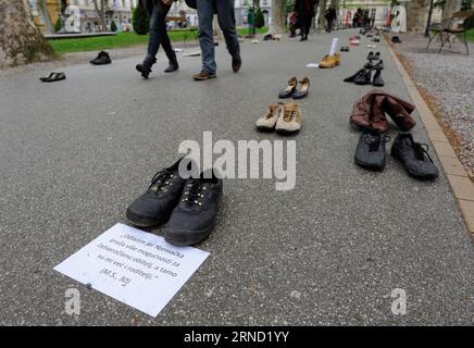 (160428) - ZAGREB, 28. April 2016 - verlassene alte Schuhe werden während eines Protestes im Zrinjevac-Park in Zagreb, der Hauptstadt Kroatiens, am 28. April 2016 gesehen. Am Nationalfeiertag für Sicherheit und Gesundheit am Arbeitsplatz hat die Union der Autonomen Gewerkschaften Kroatiens (SSSH) einen Protest gegen die Regierung veranstaltet, um die grundlegende Arbeits- und Sozialversicherung für die Bürger zu gewährleisten. Verlassene Schuhe symbolisieren Menschen, die das Land verlassen haben. Laut dem nationalen Statistikamt sind 2015 insgesamt 50.628 Personen ins Ausland gezogen. ) KROATIEN-ZAGREB-UNION-PROTEST MisoxLisanin PUBLICATIONxNOTxINxCHN 160428 Zagreb April 28 20 Stockfoto