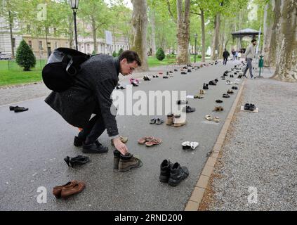 (160428) -- ZAGREB, 28. April 2016 -- Ein Mann hinterlässt Ein Paar alter Schuhe während eines Protestes im Zrinjevac Park in Zagreb, der Hauptstadt Kroatiens, am 28. April 2016. Am Nationalfeiertag für Sicherheit und Gesundheit am Arbeitsplatz hat die Union der Autonomen Gewerkschaften Kroatiens (SSSH) einen Protest gegen die Regierung veranstaltet, um die grundlegende Arbeits- und Sozialversicherung für die Bürger zu gewährleisten. Verlassene Schuhe symbolisieren Menschen, die das Land verlassen haben. Laut dem nationalen Statistikamt sind 2015 insgesamt 50.628 Personen ins Ausland gezogen. ) KROATIEN-ZAGREB-UNION-PROTEST MisoxLisanin PUBLICATIONxNOTxINxCHN 160428 Zagreb 2. April Stockfoto