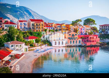 Assos, Kefalonia - Griechenland. Wunderschönes malerisches Dorf auf den idyllischen Ionischen Inseln. Farbenfrohe Häuser und türkisfarbene Bucht. Stockfoto