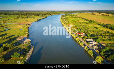 Tulcea, Rumänien. Sulina Branch, Schifffahrt auf der Donau, Dorf Partizani. Stockfoto