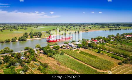 Tulcea, Rumänien. Sulina Branch, Schifffahrt auf der Donau, Dorf Partizani. Stockfoto