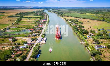 Tulcea, Rumänien. Sulina Branch, Schifffahrt auf der Donau, Dorf Partizani. Stockfoto