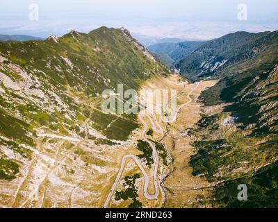 Transfagarasan, Rumänien. Transfagarasan überquert die Karpaten und ist eine der spektakulärsten verwinkelten Bergstraßen der Welt. Stockfoto