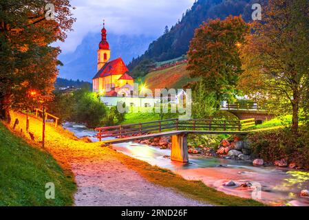 Ramsau bei Berchtesgaden, Bayern. Herbstliche Landschaft von Ramsau im Berchtesgadener Land mit unglaublichem saisonalen Blick auf die Pfarrkirche St. Sebastian Stockfoto