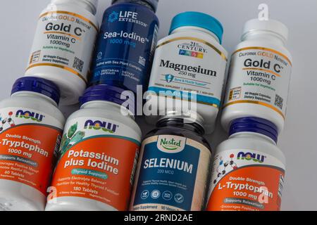 Vitamine, Mineralien und Mikronährstoffe aus iHerb. Viele verschiedene Gläser. Biologisch aktive Lebensmittelzusatzstoffe. Nahrungsergänzungsmittel online kaufen. Arzneimittel für die Gesundheit. Kiew, Ukraine – 13. Juli 2023. Stockfoto