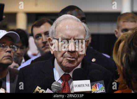 Warren Buffett C erhält Interviews, während er die Ausstellungshalle vor der Berkshire Hathaway 2016 Annual Shareholder Meeting in Omaha, Nebraska, USA, am 30. April 2016 besucht. Warren Buffett, Vorsitzender und Geschäftsführer von Berkshire Hathaway, sagte hier am Samstag, dass sein Unternehmen auch weiterhin gute Arbeit leisten werde, egal wer die US-Präsidentschaftswahlen 2016 gewinnen werde. US-OMAHA-BERKSHIRE HATHAWAY JAHRESTAGUNG-BUFFETT BAOXDANDAN PUBLICATIONXNOTXINXCHN Stockfoto