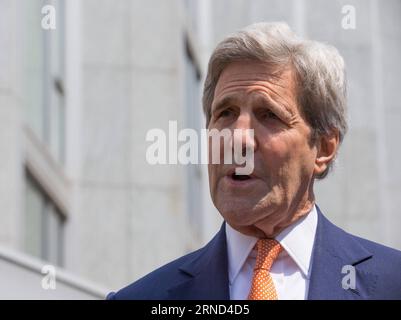 (160502) -- GENF, 2. Mai 2016 -- US-Außenminister John Kerry spricht mit den Medien nach einem Treffen mit dem UN-Sondergesandten für Syrien Staffan de Mistura (nicht abgebildet) in einem Hotel in Genf, Schweiz, 2. Mai 2016. US-Außenminister John Kerry forderte am Montag alle Parteien des syrischen Konflikts auf, die Gewalt zu beenden und die Einstellung der Feindseligkeiten während seines zweiten Tagesausflugs hier für Gespräche über die syrische Situation wiederherzustellen. ) SCHWEIZ-GENF-SYRISCHER KONFLIKT-US-KERRY XuxJinquan PUBLICATIONxNOTxINxCHN 160502 Genf 2. Mai 2016 US-Außenminister John Kerry spricht vor den Medien Stockfoto