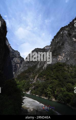 (160502) -- SHANGRI-LA, 2. Mai 2016 -- Touristen besuchen den Grand Canyon von Shangri-La in der südwestlichen chinesischen Provinz Yunnan, 2. Mai 2016. Der Grand Canyon von Shangri-La, bekannt für seine einzigartige Aussicht durch die orogene Bewegung, ist ein berühmter landschaftlicher Ort in China. )(wjq) CHINA-YUNNAN-SHANGRI-LA-CANYON-LANDSCHAFT (CN) YangxZongyou PUBLICATIONxNOTxINxCHN 160502 Shangri La 2. Mai 2016 Touristen besuchen den Grand Canyon von Shangri La im Südwesten Chinas S Yunnan Provinz 2. Mai 2016 der Grand Canyon von Shangri La bekannt für seine einzigartige Aussicht durch Bewegung IST ein berühmter landschaftlicher Ort in China China Yunnan Shan Stockfoto