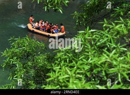 (160502) -- SHANGRI-LA, 2. Mai 2016 -- Touristen erleben Rafting in der Grand Canyon von Shangri-La in Südwestchinas Provinz Yunnan, 2. Mai 2016. Der Grand Canyon von Shangri-La, bekannt für seine einzigartige Aussicht durch die orogene Bewegung, ist ein berühmter landschaftlicher Ort in China. )(wjq) CHINA-YUNNAN-SHANGRI-LA-CANYON-LANDSCHAFT (CN) YangxZongyou PUBLICATIONxNOTxINxCHN 160502 Shangri La 2. Mai 2016 Touristen erleben Rafting im Grand Canyon von Shangri La im Südwesten Chinas S Yunnan Provinz 2. Mai 2016 der Grand Canyon von Shangri La bekannt für seine einzigartige Aussicht durch SpO Bewegung IST ein berühmtes Scenic Stockfoto