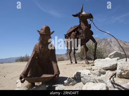 (160502) -- LOS ANGELES, 2. Mai 2016 -- Stahlgeschweißte Skulpturen werden am 2. Mai 2016 in der Wüste von Borrego Springs, Los Angeles, in den Vereinigten Staaten gesehen. Dennis Avery, ein später Philanthrop aus Borrego Springs, dachte sich die Idee vor, Sky Art mit originalen geschweißten Stahlskulpturen des Künstlers Ricardo Breceda aus Perris, Kalifornien, zu seinem Anwesen hinzuzufügen. Neben einer 350 Meter langen, fantasievollen Schlange können Besucher über 130 Metallskulpturen sehen, die in der Wüste von Borrego Springs installiert sind. ) U.S.-LOS ANGELES-BORREGO SPRINGS-SKY ART-SCULPTURE YangxLei PUBLICATIONxNOTxINxCHN 160502 Los Angeles Stockfoto