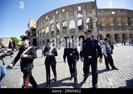 (160502) -- ROM, 2. Mai 2016 -- die chinesische Polizei Shu Jian (1. R) und Sa Yiming (2. R) patrouillieren zusammen mit zwei italienischen Polizisten vor dem Kolosseum in Rom, Italien, am 2. Mai 2016. Die Zusammenarbeit zwischen der chinesisch-italienischen Polizei beginnt am Montag in Rom. In den folgenden zwei Wochen werden vier chinesische Polizeibeamte bei der Patrouille in den Chinatown-Gebieten von Rom und Mailand teilnehmen. ) ZUSAMMENARBEIT zwischen ITALIEN und ROM, Chinesisch und ITALIENISCH JinxYu PUBLICATIONxNOTxINxCHN 160502 Rom 2. Mai 2016 Chinesische Polizei Shu Jian 1. R und Sat Yiming 2. R zusammen mit zwei italienischen Polizeipatrouillen vor dem Kolosseum in Rom IT Stockfoto