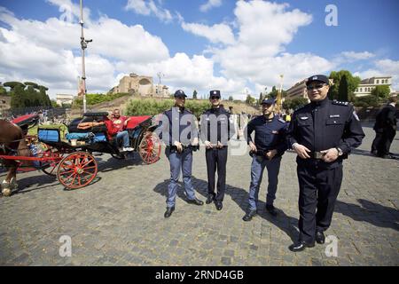 (160502) -- ROM, 2. Mai 2016 -- die chinesische Polizei Pang Bo (1. R) und Li Xiang (3. R) patrouillieren zusammen mit zwei italienischen Polizisten vor dem Kolosseum in Rom, Italien, am 2. Mai 2016. Die Zusammenarbeit zwischen der chinesisch-italienischen Polizei beginnt am Montag in Rom. In den folgenden zwei Wochen werden vier chinesische Polizeibeamte bei der Patrouille in den Chinatown-Gebieten von Rom und Mailand teilnehmen. ) ZUSAMMENARBEIT zwischen ITALIEN und ROM, Chinesisch und ITALIENISCH JinxYu PUBLICATIONxNOTxINxCHN 160502 Rom 2. Mai 2016 die chinesische Polizei Pang Bo 1. R verließ Xiang 3. R zusammen mit zwei italienischen Polizeipatrouillen außerhalb des Kolosseums in Rom Stockfoto