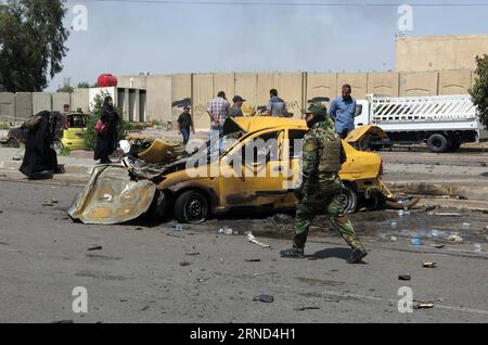 Bilder des Tages Bombenanschlag in Bagdad (160502) -- BAGDAD, 2. Mai 2016 -- zwei Soldaten stehen in der Nähe eines brennenden Reifens am Ort einer Selbstmordbombenexplosion in der irakischen Hauptstadt Bagdad, am 2. Mai 2016. Sechzehn schiitische Pilger wurden am Montag bei einer Selbstmordbombenexplosion in der irakischen Hauptstadt Bagdad getötet und 43 weitere verwundet, teilte eine Polizeiquelle Xinhua mit. Dawood PUBLICATIONxNOTxINxCHN Images The Day Bombing in Bagdad 160502 Bagdad 2. Mai 2016 zwei Soldaten stehen in der Nähe eines brennenden Reifens AM Ort einer Selbstmordbombenexplosion in der irakischen Hauptstadt Bagda Stockfoto