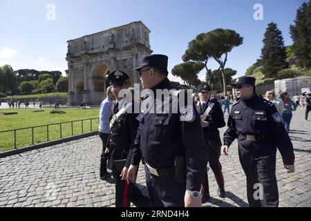 (160502) -- ROM, 2. Mai 2016 -- die chinesische Polizei Shu Jian (2. L) und Sa Yiming (1. R) patrouillieren zusammen mit zwei italienischen Polizisten am Konstantinsbogen in Rom, Italien, 2. Mai 2016. Die Zusammenarbeit zwischen der chinesisch-italienischen Polizei beginnt am Montag in Rom. In den folgenden zwei Wochen werden vier chinesische Polizeibeamte bei der Patrouille in den Chinatown-Gebieten von Rom und Mailand teilnehmen. ) ZUSAMMENARBEIT zwischen ITALIEN und ROM, Chinesisch und ITALIENISCH JinxYu PUBLICATIONxNOTxINxCHN 160502 Rom 2. Mai 2016 Chinesische Polizei Shu Jian 2. L und Sat Yiming 1. R zusammen mit zwei italienischen Polizeipatrouillen AM Konstantinbogen i. Stockfoto