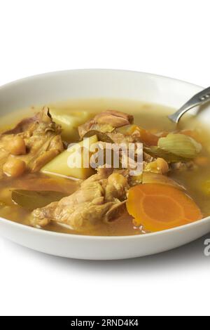Seitenansicht frische Hühnergemüse-Suppe in Schüssel isoliert auf weißem Hintergrund, beruhigende und nahrhafte Mahlzeit mit köstlichem Geschmack und gesunden Vorteilen, Stockfoto