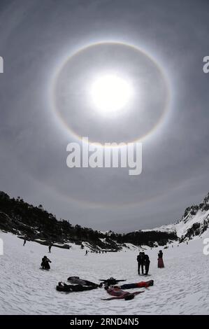 SHANGRI-LA, 2. Mai 2016 -- Touristen legen sich hin, um den Sonnenschein auf dem Balagezong Snow Mountain in Shangri-la, Südwestchinas Provinz Yunnan, 2. Mai 2016 zu beobachten. Der Balagezong Snow Mountain, der 5.545 Meter über dem Meeresspiegel liegt, ist der höchste Gipfel der Shangri-la-Region. ) (lfj) CHINA-YUNNAN-BALAGEZONG SNOW MOUNTAIN (CN) YangxZongyou PUBLICATIONxNOTxINxCHN Shangri La Mai 2 2016 Touristen liegen AUF dem Balagezong Snow Mountain in Shangri La Südwest China S Yunnan Province 2. Mai 2016 der Balagezong Snow Mountain mit 5 545 METERN über dem Meeresspiegel IST der höchste Berg Spitze von Stockfoto