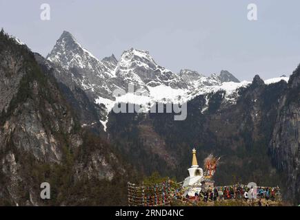 SHANGRI-LA, 2. Mai 2016 -- Touristen genießen die Landschaft auf dem Balagezong Snow Mountain in Shangri-la, Südwestchinas Provinz Yunnan, 2. Mai 2016. Der Balagezong Snow Mountain, der 5.545 Meter über dem Meeresspiegel liegt, ist der höchste Gipfel der Shangri-la-Region. ) (lfj) CHINA-YUNNAN-BALAGEZONG SNOW MOUNTAIN (CN) YangxZongyou PUBLICATIONxNOTxINxCHN Shangri La May 2 2016 Touristen genießen die Landschaft AUF dem Balagezong Snow Mountain in Shangri La Südwest China S Yunnan Province 2. Mai 2016 der Balagezong Snow Mountain, der 5 545 METER über dem Meeresspiegel LIEGT, IST der höchste Gipfel von Shangri La Region lfj Stockfoto