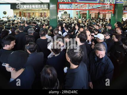 (160503) -- PEKING, 3. Mai 2016 -- Menschen nehmen an der Abschiedszeremonie des berühmten Pekinger Opernkünstlers Mei Baojiu im Babaoshan Beerdigungszentrum in Peking, Hauptstadt von China, am 3. Mai 2016 Teil. Mei Baojiu starb am 82. April 25 in Peking. Er war das neunte Kind und Nachfolger von Mei Lanfang, einem der angesehensten chinesischen Künstler des 20. Jahrhunderts und Schöpfer des Mei-Schulstils der Peking-Oper. (Mcg) CHINA-BEIJING-MEI BAOJIU-FAREWELL CEREMONY (CN) LuoxXiaoguang PUBLICATIONxNOTxINxCHN 160503 Peking 3. Mai 2016 Prominente nehmen an der Abschiedszeremonie des berühmten Pekinger Opernkünstlers Teil Stockfoto