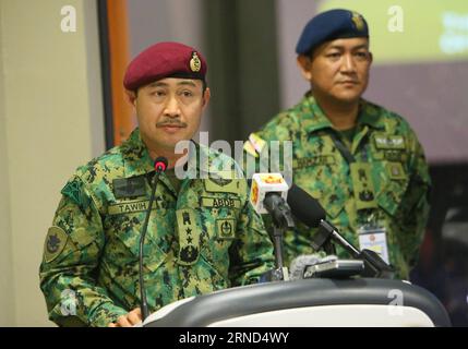 Marine-Übung vor Brunei (160503) -- BANDAR SERI BEGAWAN, 3. Mai 2016 -- Bruneis Befehlshaber der Royal Brunei Armed Forces (RBAF) Mohd Tawih (L) hält eine Rede bei der Eröffnungszeremonie der Übung im Multi National Coordination Centre in Banda Seri Begawan, Hauptstadt von Brunei, 3. Mai 2016. Das ASEAN-Treffen der Verteidigungsminister (Association of Southeast Asian Nations) und die Übung zur maritimen Sicherheit und Terrorismusbekämpfung (ADMM Plus MS & CT) wurden am Dienstag offiziell mit einer Eröffnungszeremonie im Multi National Coordination Centre (MNCC) in Bandar Seri Begawan, Bruneis Hauptstadt, eröffnet. Seefahrer Stockfoto