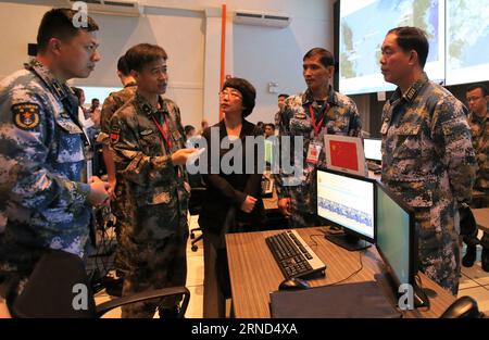 Marine-Übung vor Brunei (160503) -- BANDAR SERI BEGAWAN, 3. Mai 2016 -- chinesische Offiziere informieren Yang Jian (C), chinesischen Botschafter in Brunei, über die Teilnahme Chinas an der gemeinsamen Übung im Multi National Coordination Centre in Banda Seri Begawan, Hauptstadt von Brunei, 3. Mai 2016. Das ASEAN-Treffen der Verteidigungsminister (Association of Southeast Asian Nations) und die Übung zur maritimen Sicherheit und Terrorismusbekämpfung (ADMM Plus MS & CT) wurden am Dienstag offiziell mit einer Eröffnungszeremonie im Multi National Coordination Centre (MNCC) in Bandar Seri Begawan, Bruneis Hauptstadt, eröffnet. Marines von Stockfoto