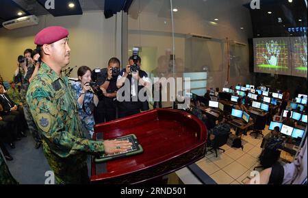 Marine-Übung vor Brunei (160503) -- BANDAR SERI BEGAWAN, 3. Mai 2016 -- Bruneis Befehlshaber der Royal Brunei Armed Forces (RBAF) Mohd Tawih (Front) aktiviert offiziell die gemeinsame Übung bei der Eröffnungszeremonie im Multi National Coordination Centre in Banda Seri Begawan, Hauptstadt von Brunei. Das ASEAN-Treffen der Verteidigungsminister (Association of Southeast Asian Nations) und die Übung zur maritimen Sicherheit und Terrorismusbekämpfung (ADMM Plus MS & CT) wurden am Dienstag offiziell mit einer Eröffnungszeremonie im Multi National Coordination Centre (MNCC) in Bandar Seri Begawan, Bruneis Hauptstadt, eröffnet. Nav Stockfoto