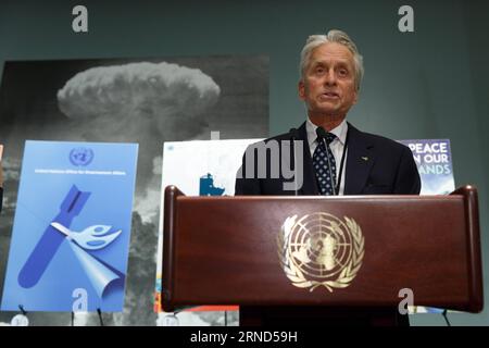 (160504) -- VEREINTEN NATIONEN, 3. Mai 2016 -- Schauspieler und UN-Friedensbotschafter Michael Douglas spricht während der Preisverleihung für den United Nations Poster for Peace Contest, am 3. Mai 2016 im UN-Hauptquartier in New York. Mehr als 4.000 Beiträge wurden für den Wettbewerb eingereicht, der vom UN-Büro für Abrüstungsfragen gesponsert wurde. Drei Gewinner und neun ehrenwerte Erwähnungen wurden bekanntgegeben. )(dh) UN-PREISVERLEIHUNG FÜR DAS UN-POSTER FÜR DEN FRIEDENSWETTBEWERB LixMuzi PUBLICATIONxNOTxINxCHN 160504 3. Mai 2016 der Schauspieler und UN-Friedensbotschafter Michael Douglas spricht während der Preisverleihung für die Einheit Stockfoto