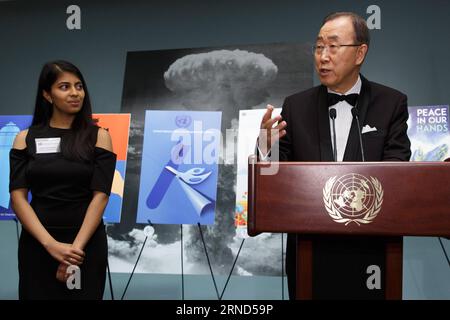 (160504) -- VEREINTEN NATIONEN, 3. Mai 2016 -- UN-Generalsekretär Ban Ki-moon (R) spricht die Preisverleihung für den United Nations Poster for Peace Contest am 3. Mai 2016 im Hauptquartier der Vereinten Nationen in New York an. UN-Generalsekretär Ban Ki-moon bekräftigte auf einer Preisverleihung am Dienstag hier das Engagement der Vereinten Nationen für nukleare Abrüstung. Mehr als 4.000 Beiträge wurden für den Wettbewerb eingereicht, der vom UN-Büro für Abrüstungsfragen gesponsert wurde. Drei Gewinner und neun ehrenwerte Erwähnungen wurden bekanntgegeben. )(DH) UN-PREISVERLEIHUNG FÜR DAS UN-POSTER FÜR DEN FRIEDENSWETTBEWERB LIXMUZI PUBLICATIONXNOTXINXCHN 1 Stockfoto