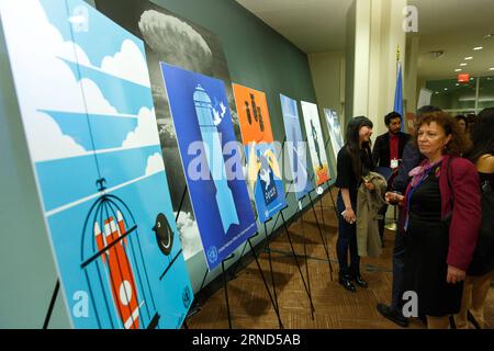 (160504) -- VEREINTEN NATIONEN, 3. Mai 2016 -- die Menschen schauen sich die Siegerplakate nach der Preisverleihung für den United Nations Poster for Peace Contest an, der am 3. Mai 2016 im Hauptquartier der Vereinten Nationen in New York stattfand. Mehr als 4.000 Beiträge wurden für den Wettbewerb eingereicht, der vom UN-Büro für Abrüstungsfragen gesponsert wurde. Drei Gewinner und neun ehrenwerte Erwähnungen wurden bekanntgegeben. )(dh) UN-PREISVERLEIHUNG FÜR DAS UN-POSTER FÜR DEN FRIEDENSWETTBEWERB LixMuzi PUBLICATIONxNOTxINxCHN 160504 3. Mai 2016 Prominente der Vereinten Nationen Schauen Sie SICH DIE Siegerplakate nach der Preisverleihung für den UN-Poster für den Friedenswettbewerb AN Stockfoto