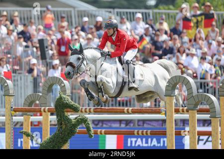 Mailand, Italien. September 2023. Pferdesport: Europameisterschaft, Springen, 3. Wettkampf, 2. Runde Nationenpokal (Einzelsport und Team). Der deutsche Springreiter Christian Kukuk reitet in Mumbai. Quelle: Friso Gentsch/dpa/Alamy Live News Stockfoto