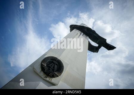 Berlin, Deutschland. September 2023. Blick auf das Denkmal des polnischen Soldaten und deutschen Antifaschismus im Volkspark Friedrichshain anlässlich der Gedenkfeier 84 Jahre nach Beginn des Zweiten Weltkriegs Am 1. September 1939 begann der zweite Weltkrieg in Europa mit der deutschen Invasion Polens. Quelle: Kay Nietfeld/dpa/Alamy Live News Stockfoto