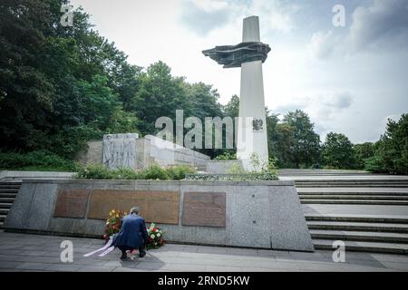 Berlin, Deutschland. September 2023. Die Teilnehmer nehmen an der stillen Gedenkfeier 84 Jahre nach Beginn des Zweiten Weltkriegs am Denkmal für den polnischen Soldaten und deutschen Antifaschist im Volkspark Friedrichshain Teil. Am 1. September 1939 begann der zweite Weltkrieg in Europa mit der deutschen Invasion Polens. Quelle: Kay Nietfeld/dpa/Alamy Live News Stockfoto