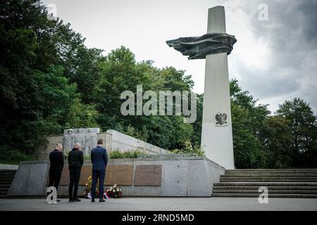 Berlin, Deutschland. September 2023. Die Teilnehmer nehmen an der stillen Gedenkfeier 84 Jahre nach Beginn des Zweiten Weltkriegs am Denkmal für den polnischen Soldaten und deutschen Antifaschist im Volkspark Friedrichshain Teil. Am 1. September 1939 begann der zweite Weltkrieg in Europa mit der deutschen Invasion Polens. Quelle: Kay Nietfeld/dpa/Alamy Live News Stockfoto