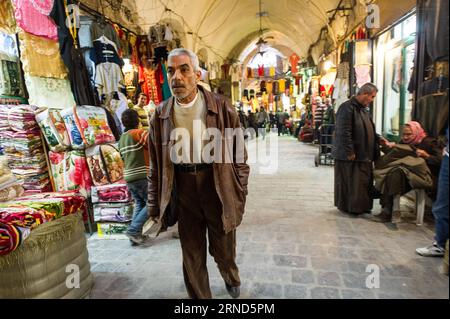 (160505) -- PEKING, 5. Mai 2016 -- Aktenfoto vom 19. Januar 2012 zeigt einen Mann, der durch einen Markt in der Altstadt von Aleppo, Syrien, läuft. Die Zitadelle von Aleppo ist ein großer mittelalterlicher befestigter Palast im Zentrum der Altstadt von Aleppo. )(zhf) SYRIEN-ALEPPO-DATEI LixMuzi PUBLICATIONxNOTxINxCHN 160505 Peking 5. Mai 2016 Datei Foto aufgenommen AM 19. Januar 2012 zeigt einen Mann, der durch einen Markt in der Altstadt von Aleppo Syrien läuft die Zitadelle von Aleppo IST ein großer mittelalterlicher befestigter Palast im Zentrum der Altstadt von Aleppo zhf Syrien Aleppo-Datei LiXMuzi PUBLICATIONxNOTxINxCHN Stockfoto