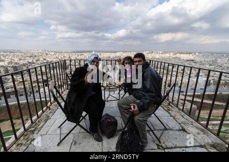 (160505) -- PEKING, 5. Mai 2016 -- Aktenfoto vom 19. Januar 2012 zeigt Menschen, die die Zitadelle von Aleppo in Aleppo, Syrien, besuchen. Die Zitadelle von Aleppo ist ein großer mittelalterlicher befestigter Palast im Zentrum der Altstadt von Aleppo. )(zhf) SYRIEN-ALEPPO-DATEI LixMuzi PUBLICATIONxNOTxINxCHN Peking 5. Mai 2016 Datei Foto aufgenommen AM 19. Januar 2012 zeigt Prominente besuchen die Zitadelle von Aleppo in Aleppo Syrien die Zitadelle von Aleppo IST ein großer mittelalterlicher befestigter Palast im Zentrum der Altstadt von Aleppo zhf Syrien Aleppo Datei LiXMuzi PUBLTINxCHIOxN Stockfoto