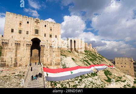 (160505) -- PEKING, 5. Mai 2016 -- Aktenfoto vom 19. Januar 2012 zeigt Menschen, die die Zitadelle von Aleppo in Aleppo, Syrien, besuchen. Die Zitadelle von Aleppo ist ein großer mittelalterlicher befestigter Palast im Zentrum der Altstadt von Aleppo. )(zhf) SYRIEN-ALEPPO-DATEI LixMuzi PUBLICATIONxNOTxINxCHN Peking 5. Mai 2016 Datei Foto aufgenommen AM 19. Januar 2012 zeigt Prominente besuchen die Zitadelle von Aleppo in Aleppo Syrien die Zitadelle von Aleppo IST ein großer mittelalterlicher befestigter Palast im Zentrum der Altstadt von Aleppo zhf Syrien Aleppo Datei LiXMuzi PUBLTINxCHIOxN Stockfoto